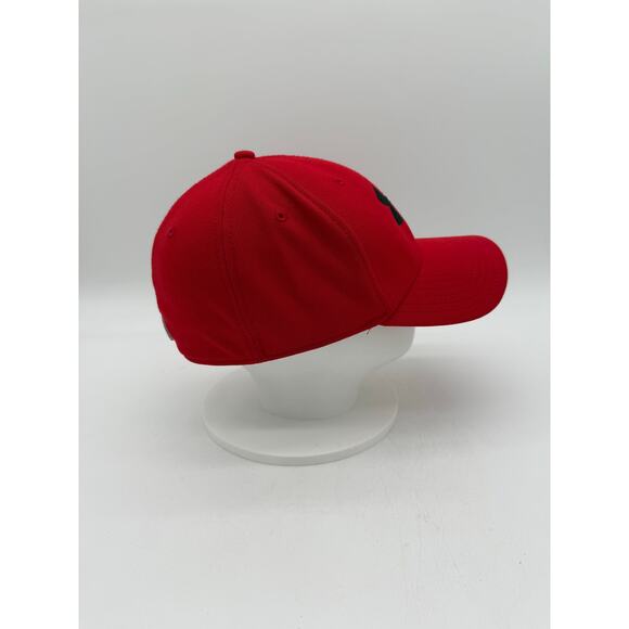 Under Armour Red Hat Mens Fitted Baseball Cap Stretch Fit Black Logo UA - Picture 4 of 5